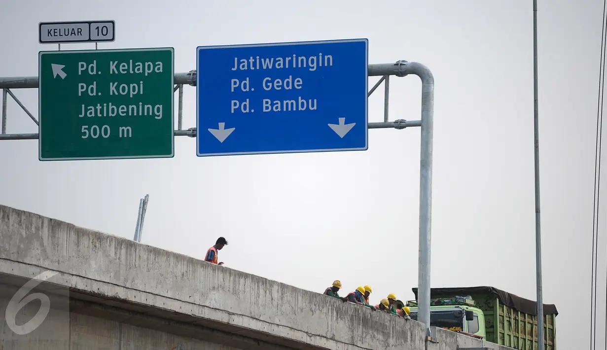 Pekerja tengah mengerjakan Tol Bekasi-Cawang-Kampung Melayu (Becakayu) seksi I rute Jakasampurna-Kampung Melayu, Jakarta, Rabu (17/5). Pengerjaan seski I rute Jakasampurna-Kampung Melayu sepanjang 11,5 km ini terus dikebut. (Liputan6.com/Yoppy Renato)