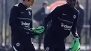 Pemain Eintracht Frankfurt Makoto Hasebe (kKiri) dan Randal Kolo Muani menghadiri sesi latihan jelang menghadapi Napoli pada pertandingan sepak bola babak 16 besar Liga Champions di Frankfurt, Jerman, 20 Februari 2022. Eintracht Frankfurt akan menghadapi Napoli di Waldstadion atau Deutsche Bank Park pada 22 Februari 2023 pukul 03.00 WIB. (Daniel ROLAND/AFP)