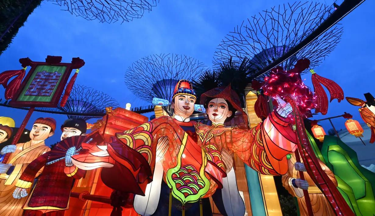 Patung-patung lentera ditampilkan selama pratinjau media untuk Mid-Autumn Festival di Gardens by the Bay, Singapura, Selasa (27/8/2019). Festival ini sebagai penanda berakhirnya panen musim gugur atau Mid-Autumn sekaligus merupakan momen untuk memanjatkan syukur kepada dewa-dewi. (Roslan RAHMAN/AFP)
