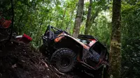 Para peserta Indonesia Offroad eXpedition (IOX) 2019 Andalas saat lewati rimba Siosar. (Foto: Istimewa)