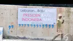 Berbagai macam tulisan bertema lebaran hiasi tembok dinding tanggul Sungai Ciliwung (Liputan6.com/Faizal Fanani)