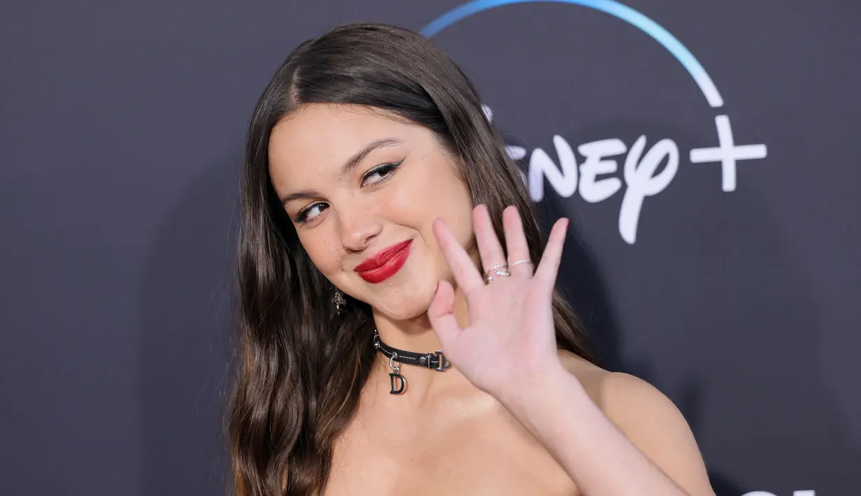 Penyanyi asal AS, Olivia Rodrigo menyapa penggemarnya saat menghadiri pemutaran perdana "High School Musical: The Musical: The Series" musim 3 Disney+ di Walt Disney Studios di Burbank, California (27/7/2022). (Momodu Mansaray/Getty Images/AFP)