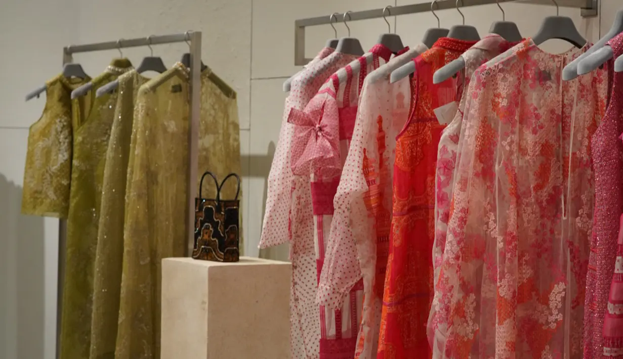 Didominasi dengan warna cerah seperti pink, merah, lime dan semburat jingga koleksi ini begitu memikat mata. / Foto dok: Sapto Djojokartiko.