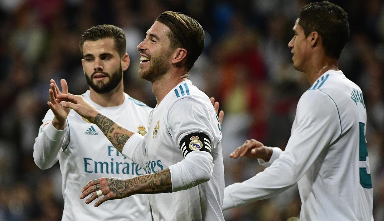 Para pemain Real Madrid merayakan gol saat melawan Eibar pada lanjutan La Liga Santander di Santiago Bernabeu stadium, Madrid, (22/10/2017). Madrid menang 3-0. (AFP/Pierre-Philippe Marcou)
