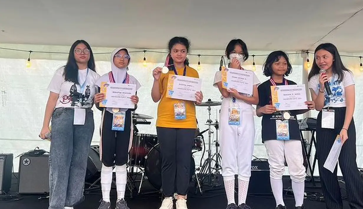 Tidak hanya Amora yang membanggakan orang tua melalui anggar, tapi juga adik Amora yang bersama timnya ikut futsal dan juga berhasil meraih juara 1 dalam kompetisi antar sekolah tersebut. [Instagram/raullemos06]