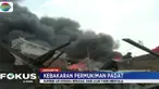 Sebagian warga lainnya berusaha menyelamatkan harta benda mereka dari amukan api. Sementara warga lainnya berusaha memadamkan api dengan sarana seadanya.