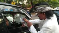Umat Hindu Bagi-Bagi Takjil Kepada Umat Muslim di Makassar (Fauzan/Liputan6.com)