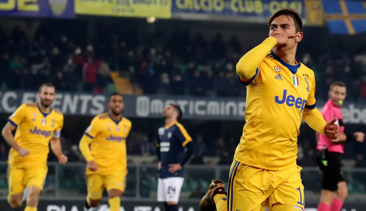 Striker Juventus, Paulo Dybala, melakukan selebrasi usai mencetak gol ke gawang Hellas Verona pada laga Serie A, Italia, di Stadion Marc'Antonio Bentegodi, Sabtu,(30/12/2017). Juventus menang 3-1 atas Hellas Verona. (AP/Filippo Venezia)