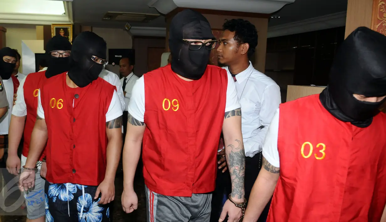 Sejumlah tersangka penipuan online menggunakan VOIP digiring petugas saat rilis di Mapolda Metro Jaya, Jakarta, Senin (1/2/2016). Polisi menahan 9 WNA serta 1 WNI dalam kasus ini. (Liputan6.com/Helmi Fithriansyah)