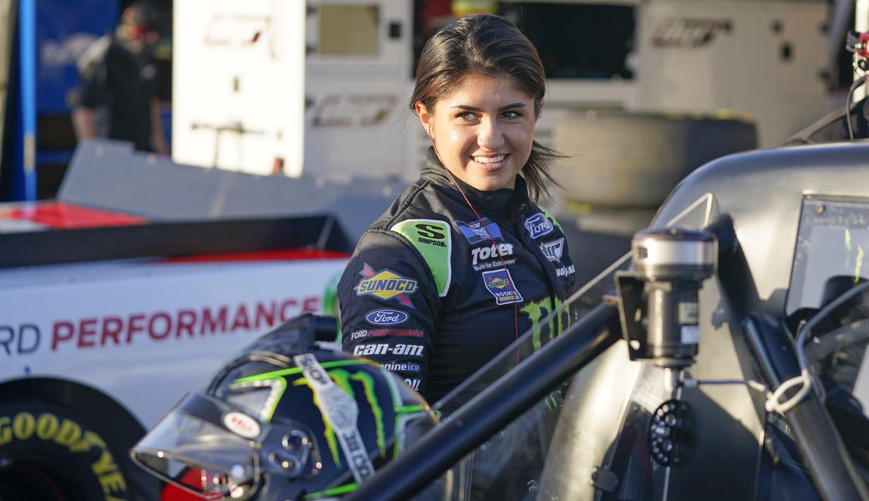 Pada 2017, Hailie Deegan adalah salah satu dari sembilan pembalap yang masuk ke kelas NASCAR Next. Dia adalah anggota termuda dan satu-satunya wanita di kelas tersebut. (Foto: AP/John Raoux)