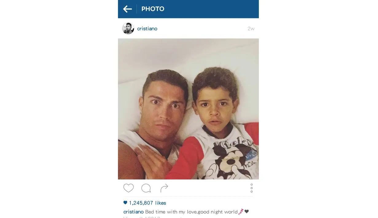 Cristiano Ronaldo saat menemani anaknya sebelum tidur. (Instagram/CristianoRonaldo)