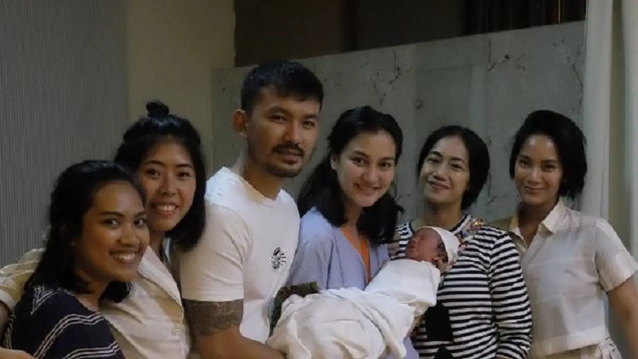 Atiqah Hasiholan dan Rio Dewanto