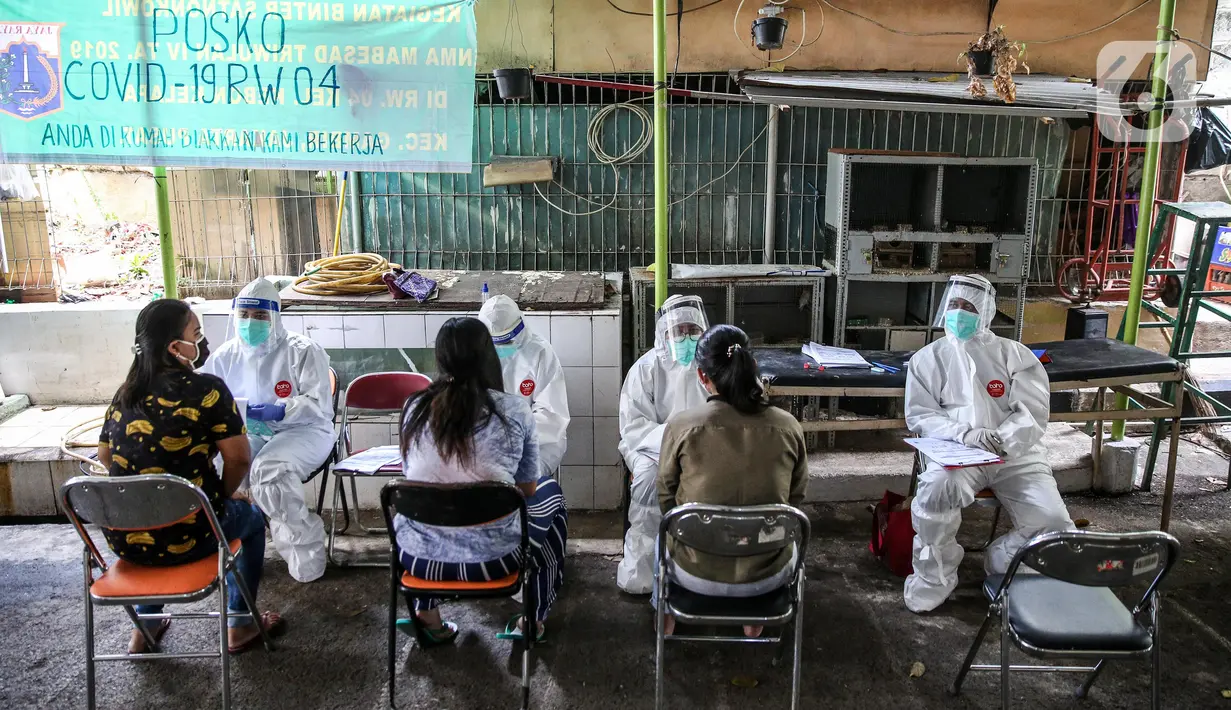 Petugas Puskesmas Kecamatan Gambir melakukan tes usap (Swab Test) COVID 19 di kawasan jalan Juanda, Jakarta, Selasa (16/6/2020).  Tes Swab untuk mencari warga positif Covid-19 tanpa gejala ini menyasar petugas PPSU dan para pedagang Pasar Ceylon. (Liputan6.com/Faizal Fanani)