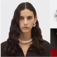 Bottega Veneta Luncurkan Kalung Mirip Kabel Telepon, Harganya Bikin Menepuk Dahi. (dok.Instagram @eitmedia/https://www.instagram.com/p/CKsWHZ4sUlR/Henry)