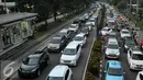 Kepadatan kendaraan tampak panjang menjelang waktu berbuka puasa di Jalan HR Rasuna Said, Kuningan, Jakarta, Senin (6/6/2016). Jam kemacetan di Jakarta selama bulan puasa diprediksi akan terjadi mulai pukul 15.00 WIB. (Liputan6.com/Yoppy Renato)