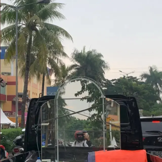 10 Potret Orang Selfie di Depan Kaca dengan Pose Nyeleneh, Bikin Tepuk Jidat