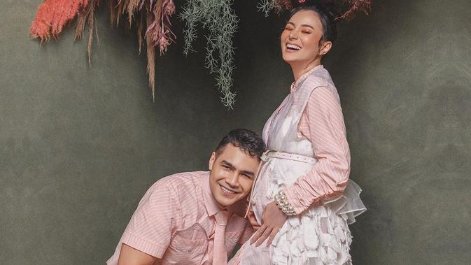 4 Outfit Kejutan Di Pemotretan Maternity Asmirandah Dan Jonas Rivano Fashion Fimela Com