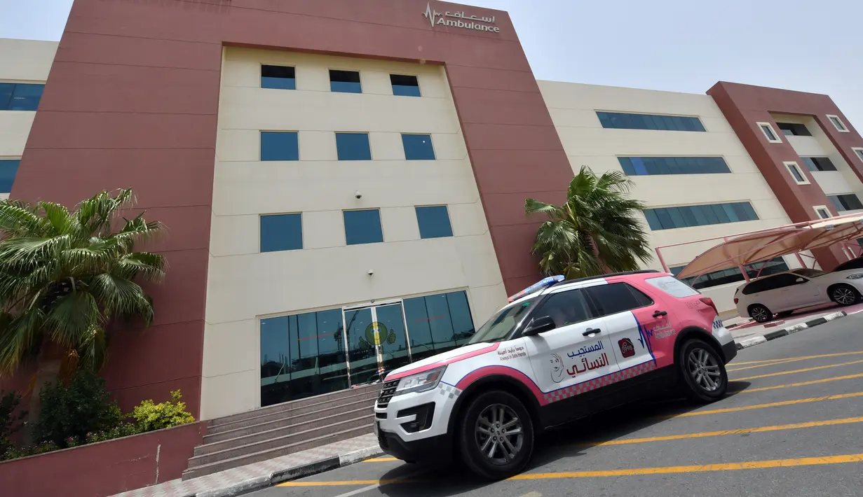 Sebuah ambulans berwarna pink milik tim Women Responders terparkir di luar markas layanan ambulans di Dubai, 13 Juli 2017. Layanan ambulans yang beroperasi dari pukul 11.00 hingga 22.00 ini sepenuhnya dioperasikan oleh perempuan. (GIUSEPPE CACACE/AFP)