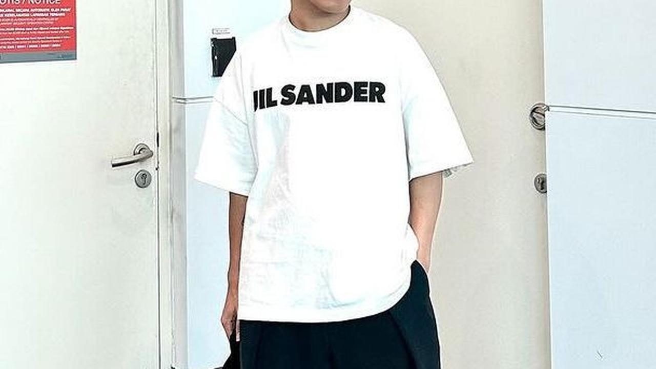 Bro Jabro memiliki nama asli Dhanar Jabro Febriansyah. Ia merupakan selebgram asal Malang, Jawa Timur.
