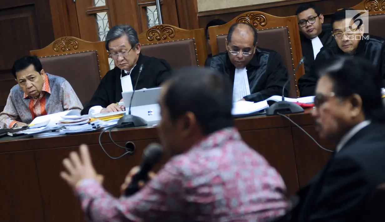 Terdakwa dugaan korupsi proyek e-KTP, Setya Novanto (kiri) menyimak keterangan para saksi pada sidang lanjutan di Pengadilan Tipikor, Jakarta, Kamis (1/2). Sidang menghadirkan lima saksi dalam proyek e-KTP. (Liputan6.com/Helmi Fithriansyah)