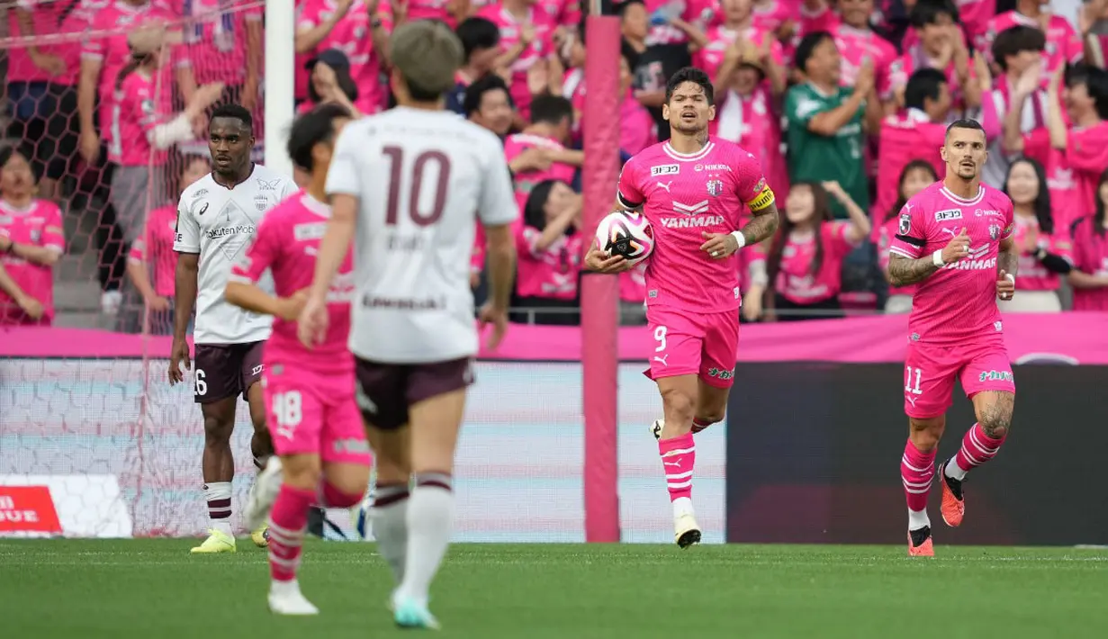 Hingga pekan ke-20, penyerang 29 tahun asal Brasil ini sudah mencetak 14 gol, dan jadi top skor
sementara Meiji Yasuda J1 League 2024. Uniknya, ia kerap jadi penentu laga dengan 71 persen golnya ia cetak di babak kedua. (Dok. J League)