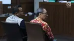 Terdakwa dugaan korupsi pengadaan e-KTP, Irvanto Hendra Pambudi (kiri) dan Made Oka Masagung saat menjalani sidang lanjutan di Pengadilan Tipikor, Jakarta, Rabu (21/11). Sidang mendengar nota pembelaan para terdakwa. (Liputan6.com/Helmi Fithriansyah)
