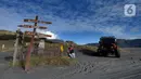 <p>Warga Tengger yang juga sopir jeep bersembahyang sebelum beraktivitas di kawasan Gunung Bromo, Probolinggo, Jawa Timur, Jumat (10/9/2021). Balai Besar Taman Nasional Bromo Tengger Semeru (TNBTS) mulai dibuka untuk wisatawan secara bertahap. (merdeka.com/Arie Basuki)</p>