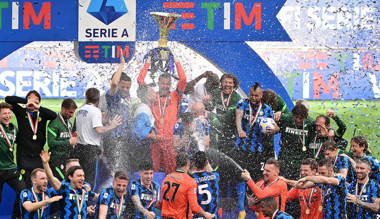 Kiper sekaligus kapten Inter Milan, Samir Handanovic (tengah atas) mengangkat trofi Liga Italia 2020/2021 setelah laga Inter Milan melawan Udinese di Giuseppe Meaza, Milan, 23 Mei 2021. (AFP/Miguel Medina)
