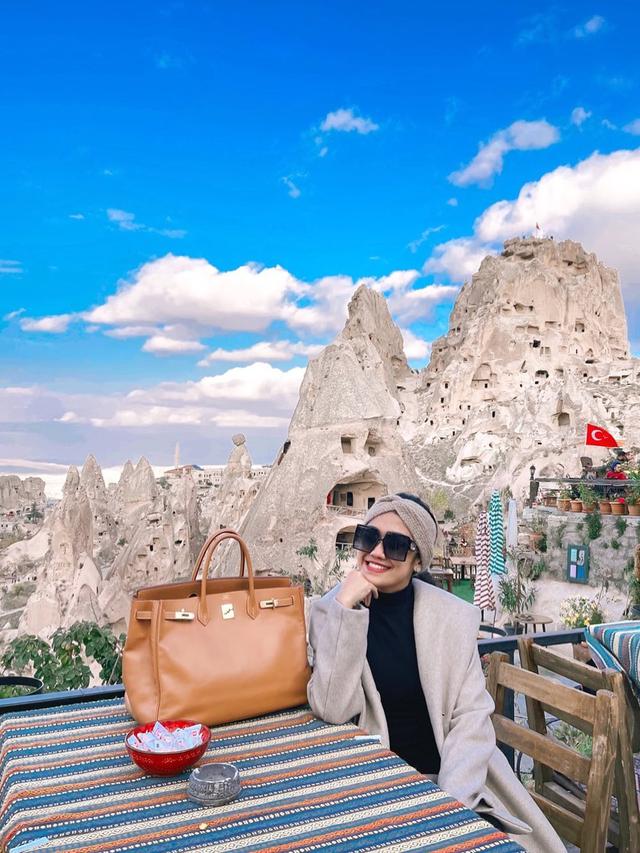 7 Potret Oline Mendeng Saat Liburan Ke Luar Negeri Ini Tampil Menawan