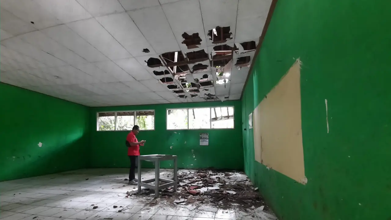 SD Negeri 03 Sadahayu nyaris ambruk lantaran 15 tahun tak tersentuh perbaikan. (Foto: Liputan6.com/Har)