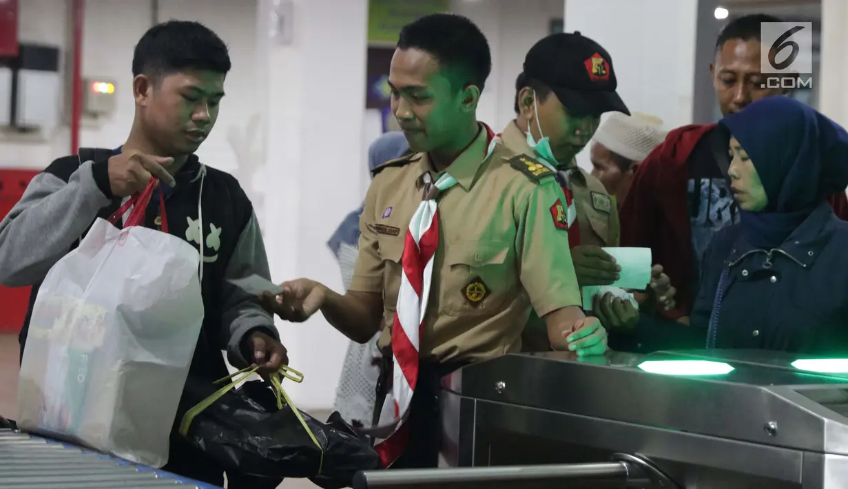 Anggota Pramuka membantu calon penumpang melakukan cek in elektronik di Pelabuhan Penyeberangan Merak, Banten, Sabtu (1/6/2019). Hingga Sabtu (1/6) pukul 08.00 WIB, pemudik yang menyebrang dari pelabuhan Merak menuju Bakauheni mengalami peningkatan 30,1%. (Liputan6.com/Helmi Fithriansyah)