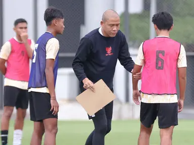 Tim Nasional Indonesia U-16 yang dipersiapkan untuk ajang Piala AFF U-16 menggelar latihan di lapangan latihan Jakarta International Stadium (JIS), pada Minggu (31/03/2024) sore. Latihan yang merupakan rangkaian dari pemusatan latihan (TC) tahap kedua yang digelar sejak 28 Maret tersebut diikuti sebanyak 38 pemain. Pelatih Timnas U-16, Nova Arianto terlihat sangat tegas ketika memimpin anak asuhnya berlatih. Pelatih berusia 44 tahun itu memberikan arahan yang tegas dengan suara yang menggelegar. (Bola.com/Abdul Aziz)