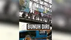 Seorang wanita melakukan percobaan bunuh diri akibat depresi mencari suami yang tidak kunjung ditemuinya. Namun, aksinya tersebut berhasil diselamatkan oleh warga sekitar.