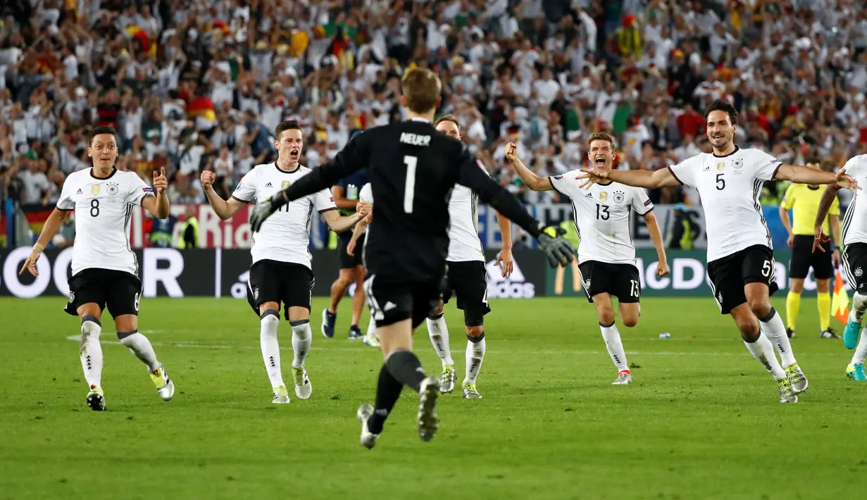 Jerman berhasil menyingkirkan Italia melalui drama adu penalti dengan skor 6-5 pada perempat final Piala Eropa 2016, Minggu (3/7/2016) dini hari WIB. (Reuters/Christian Hartmann)