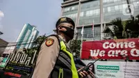 Polisi melakukan pengamanan di sekitar Hotel Holiday Inn, Gajah Mada, Jakarta, Minggu (25/4/2021). Satgas Penanganan COVID-19 menyiapkan Hotel Holiday Inn sebagai tempat karantina bagi 141 WNA khususnya asal India yang negatif COVID-19 untuk dipantau 14 hari ke depan. (Liputan6.com/Faizal Fanani)