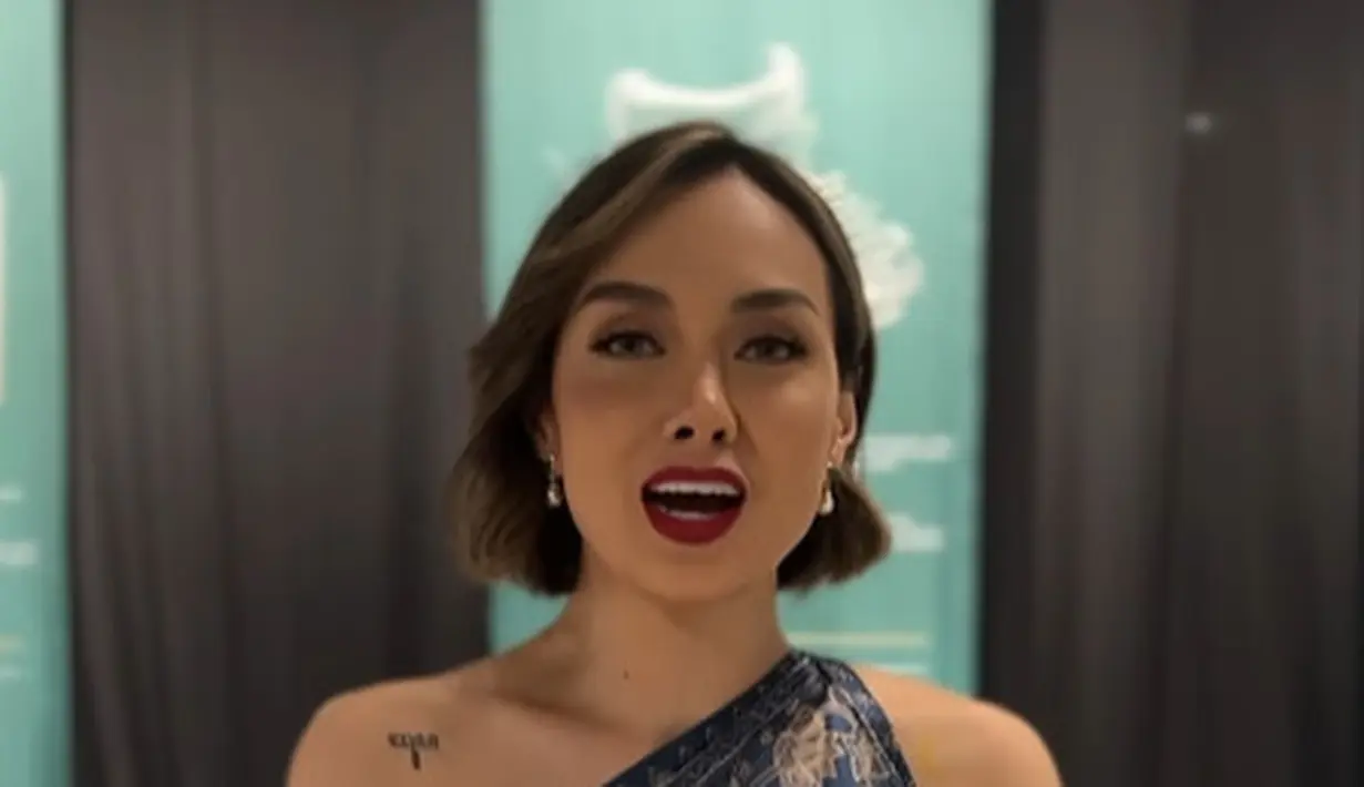 Gaun one shoulder itu terlihat flowy dikenakan Sara Wijayanto sembari memamerkan beberapa tato etniknya. [@humasjogja]