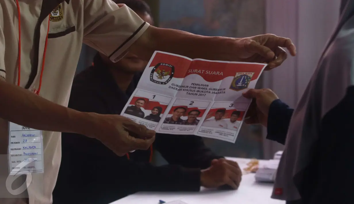 Petugas KPPS memberikan surat suara ke warga saat pemilihan Suara Ulang di TPS 29, Jakarta, Minggu (19/2). Bawaslu telah menemukan adanya pelanggaran saat berlangsungnya pemungutan suara di TPS 29 pada 15 Februari 2017 lalu. (Liputan6.com/Helmi Afandi)