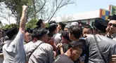 Sejumlah orang memaksa masuk ke ruang sidang pleno Muktamar ke-35 NU yang digelar di Ponpes Bahrul Ulum, Tambakberas, Jombang. (Liputan6.com/ Ahmad Apriyono)
