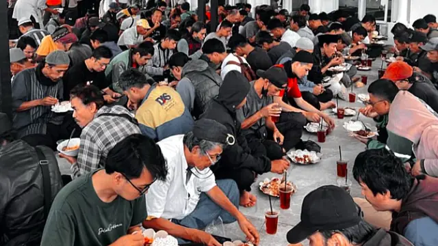 Masjid Al Huda di Bandung Ajak Jemaah Sedekah 1.000 Porsi untuk 30 Masjid Sekitar Bandung. (Dok: IG <a href="https://www.instagram.com/p/DGnti-nyOT0/?