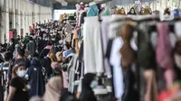 Suasana Skybridge Pasar Tanah Abang, Jakarta, Rabu (28/4/2021). Pedagang mengaku penjualan meningkat hingga 50 persen dibandingkan bulan sebelumnya. (merdeka.com/Iqbal S. Nugroho)