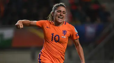 Gelandang Belanda, Danielle van de Donk melakukan selebrasi usai mencetak gol ke gawang Inggris saat pertandingan semifinal UEFA Women’s Euro 2017 di Stadion FC Twente, di Enschede (3/8). Belanda menang 3-0 atas Inggris. (AFP Photo/John Thys)