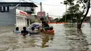 Warga mengevakuasi barang-barangnya saat banjir melanda Perumahan Total Persada, Periuk, Kota Tangerang, Selasa (4/2/2020). Banjir akibat tanggul kali Ledug jebol membuat ratusan rumah di Total Persada terendam banjir hingga mencapai 3,5 meter. (merdeka.com/Arie Basuki)