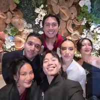 Gaya kompak pasutri Vidi Aldiano-Sheila Dara dan Tara Basro-Daniel Adnan. [@vidialdiano].