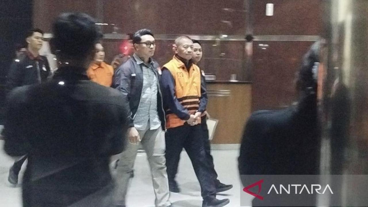 Bupati Tulungagung Gatut Sunu Wibowo Pakai Rompi Oranye KPK, Terjerat Kasus Korupsi Pemerasan