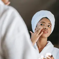 Ilustrasi menggunakan cream pelembab sebagai salah satu step skincare routine. Credits: pexels.com by Sora Shimazaki