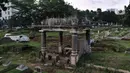 Kondisi makam warga keturunan China di TPU Kebon Nanas, Jakarta, Selasa (21/1/2020). Ratusan kuburan yang sudah ada sejak puluhan tahun lalu tersebut perlahan tergeser oleh kuburan warga setempat karena keterbatasan lahan. (merdeka.com/Iqbal Nugroho)