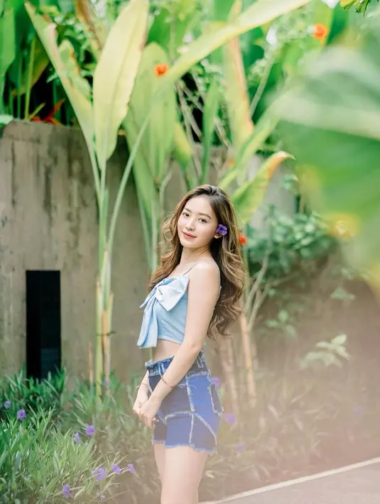 Sesekali ia bergaya midriff, memadukan crop top dengan short pants. @natashawilona12.