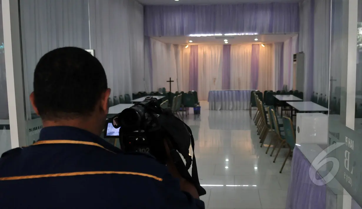 Suasana Rumah Duka Abadi yang menjadi tempat persemayaman dua terpidana mati Duo Bali Nine Andrew Chan dan Myuran Sukumaran, Jakarta, Rabu (29/4/2015). Sejumlah pewarta tampak mengambil gambar suasana rumah duka. (Liputan6.com/JohanTallo)