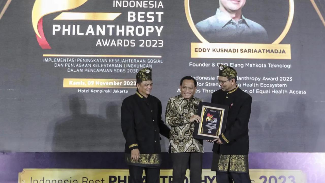 Pendiri PT Elang Mahkota Teknologi (EMTEK), Eddy Kusnadi Sariaatmadja  meraih penghargaan sebagai filantropi di bidang kesehatan dalam acara&nbsp;Indonesia Best Philanthropy Awards 2023 di Jakarta, Kamis (9/11/2023).