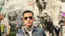 Muhammad Fardhana disebut mirip Song Joong Ki hingga Park Seo Joon. Spek oppa Korea, Dhana disebut cocok dengan Ayu Ting Ting. Pelantun tembang Alamat Palsu yang suka dengan Korea itu rupanya menemukan pendamping hidup yang mirip dengan oppa Korea. Dari keterangan unggahannya diketahui bahwa foto ini adalah ketika Dhana sudah lulus kuliah dari Jepang. (Liputan6.com/IG/@derazala)